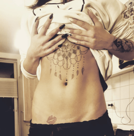 Bauch Tattoo zeigen