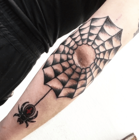 Spinnennetz Ellenbogen Tattoo mit Spinne