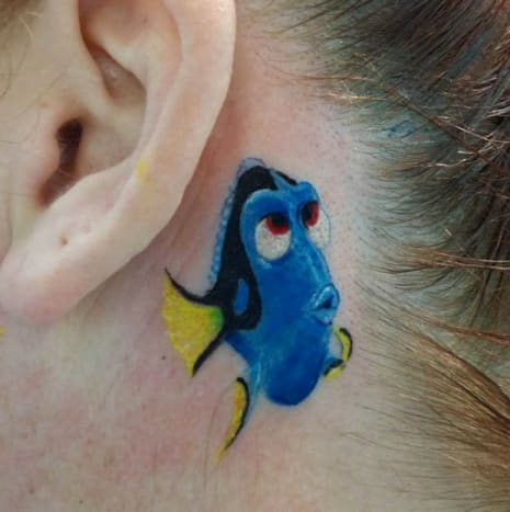 Verlassen Sie sich nicht auf unser Wort, gehen Sie raus und sehen Sie sich Finding Dory an. Wenn Sie fertig sind, können Sie Tara Lynn anrufen, um ein süßes kleines Dory-Tattoo wie dieses zu bekommen.