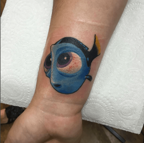 Im neuen Film sehen wir, wie Dory war, als sie ein kleiner Fischbaby war, genau wie in diesem Tattoo von Shaun.