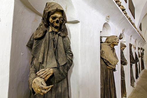 Oria, Itálie, mumifikovali členy bratrstva smrti plné velikosti WEB