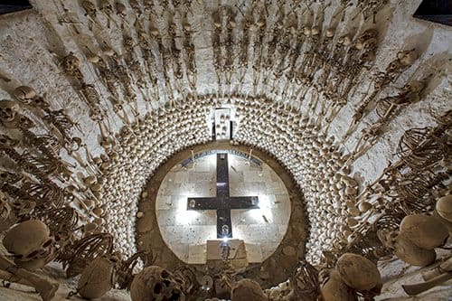 Lampa, Peru. Pohled dolů do velké kostní hrobky pod městským kostelem.