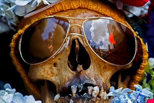 La Paz, Bolivien. Schädel mit Sonnenbrille beim jährlichen Schädelfestival auf dem Friedhofsgeneral.