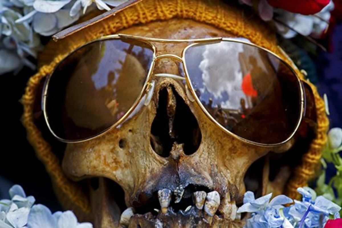 La Paz, Bolívie. Lebka nosí sluneční brýle na každoročním festivalu lebek na hřbitovním generálu.