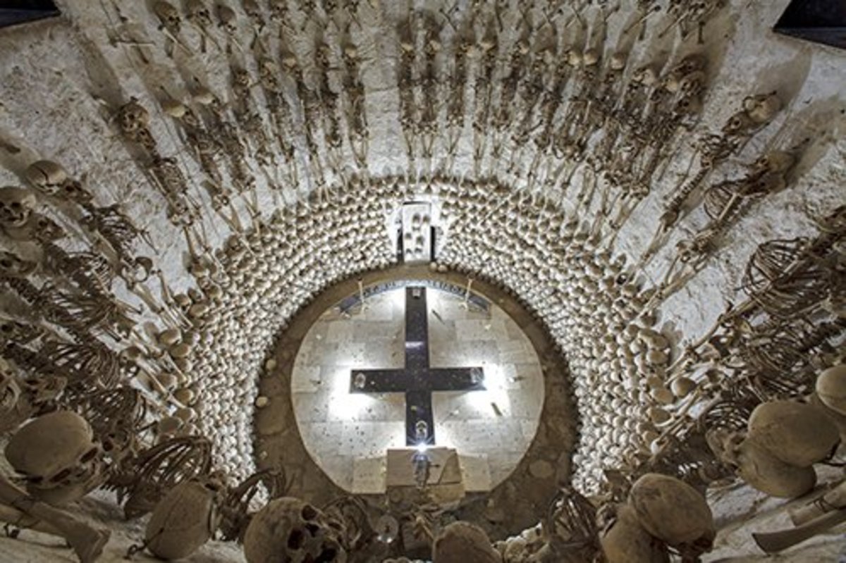 Lampa, Peru. Blick hinunter in das große Beinhausgrab unter der Kirche der Stadt.