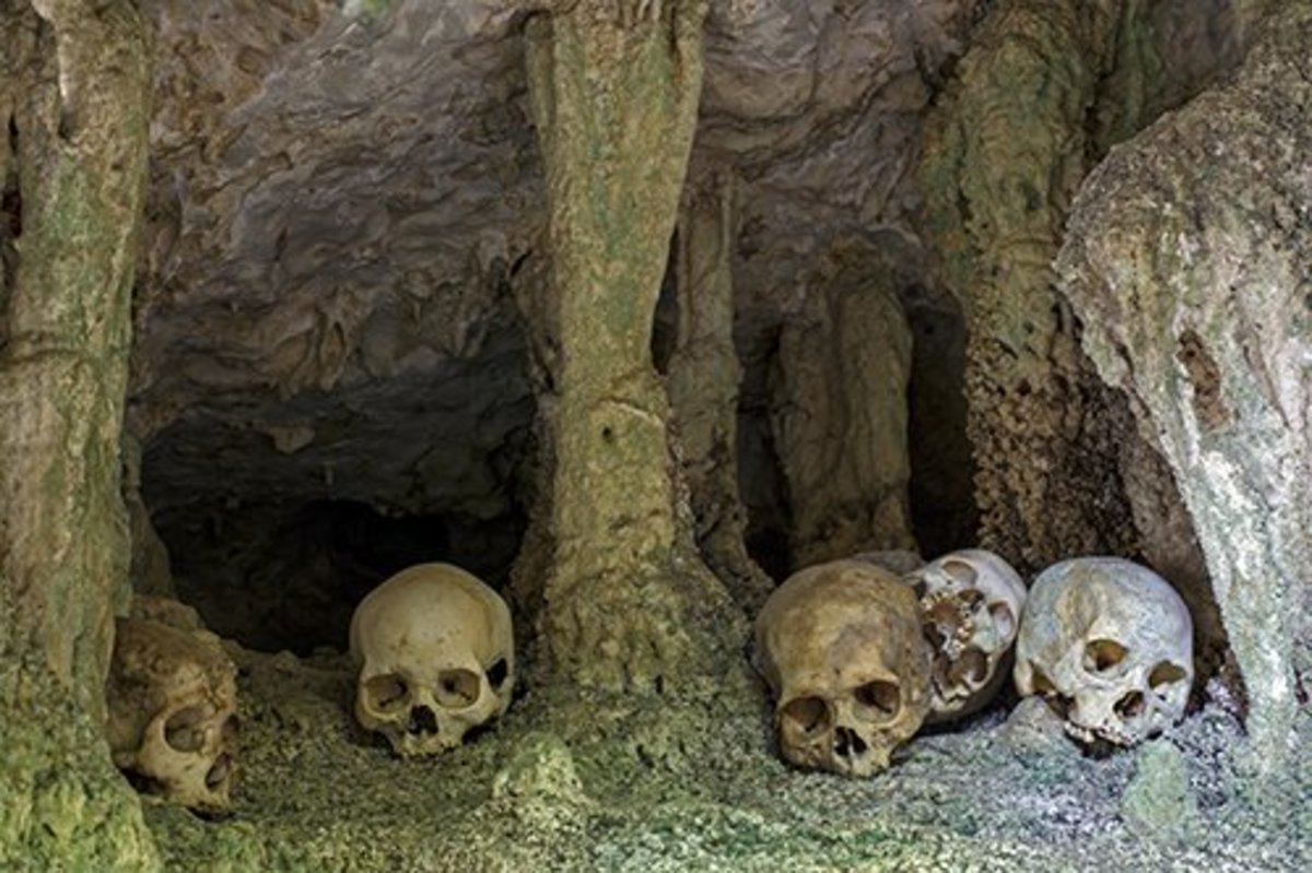 Bua, Sulawesi, Indonésie. Pohřební jeskyně, kosti předků uspořádané v síti chodeb.