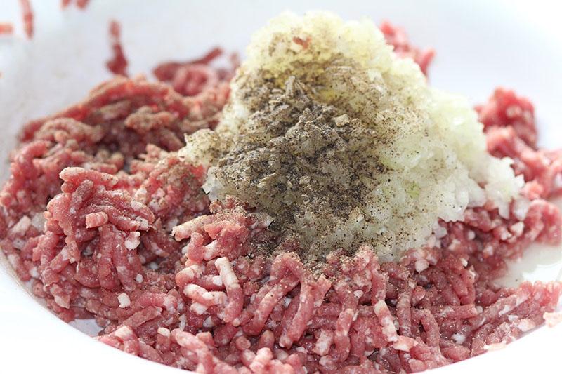 mélanger la viande hachée avec les épices