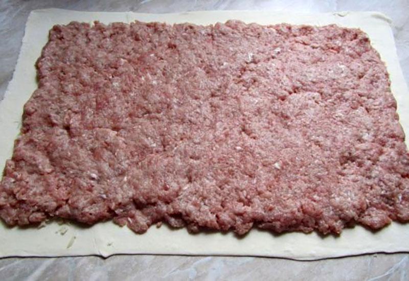 mettre la viande hachée sur la pâte feuilletée