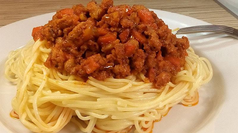 pasta italiana con salsa de carne picada