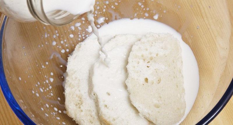 remojar el pan en leche