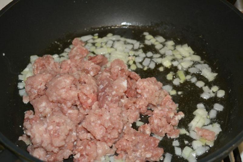 faire revenir la viande hachée avec les oignons