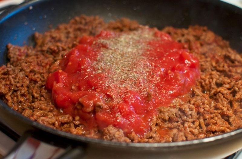 agregue la pasta de tomate y cocine a fuego lento