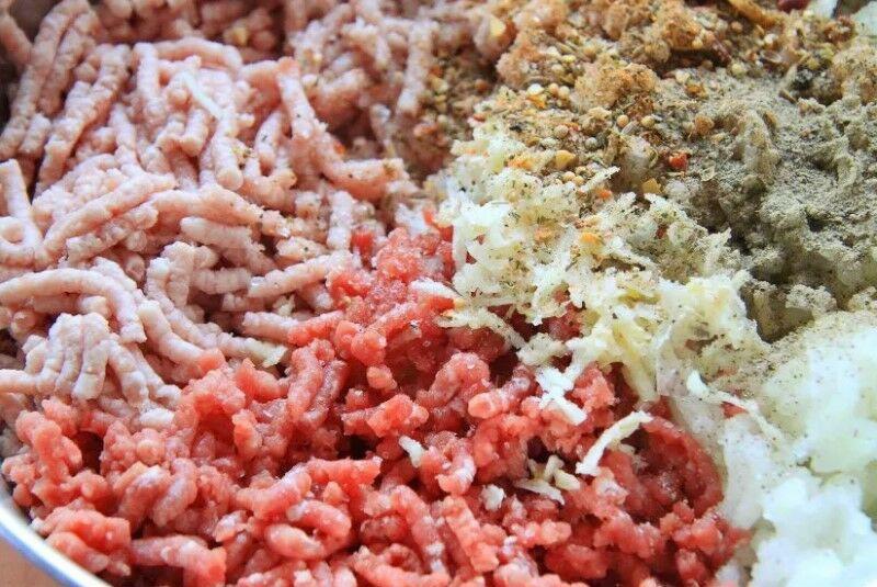 mezclar carne picada con especias