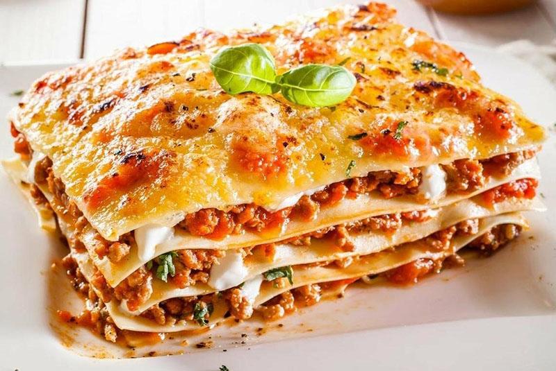 platos de carne picada lasaña italiana