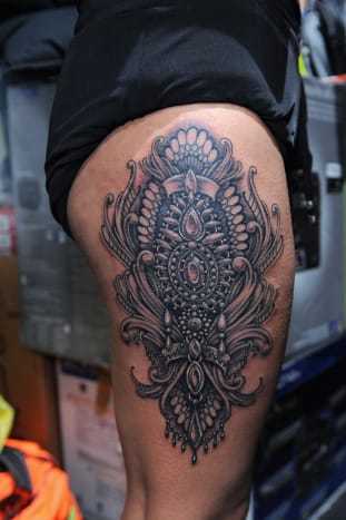 NEW YORK, NY - 06. Dezember: Blick auf Staffel 8 Finalist Ryan Ashley's Live-Finale Tattoo während