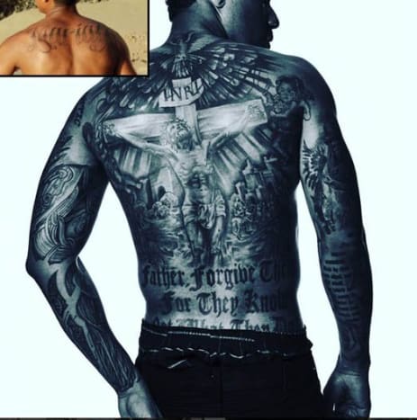 Nick Cannon Apropos Tattoo-Bedauern, es gibt niemanden, der sein Beziehungs-Tattoo mehr bereut hat als Nick Cannon, der beschloss, seine Hingabe an Mariah Carey mit einem gigantischen „Mariah“-Tattoo auf seinem oberen Rücken zu beweisen, kurz bevor die beiden 2008 den Bund fürs Leben geschlossen haben Etwas mehr als einen Monat nachdem Cannon 2014 mit seinen Plänen, sich von Mariah scheiden zu lassen, an die Öffentlichkeit gegangen war, verdeckte Cannon sein Mariah-Tribute-Tattoo mit einem riesigen Bild eines Vogels im Flug über einem Kruzifix. Anfang 2015 beendete Cannon sein massives Rückentattoo mit etwas religiöserer Ikonographie, darunter zwei Putten, die seine Zwillinge Marokkaner und Monroe darstellen, und das Zitat: 