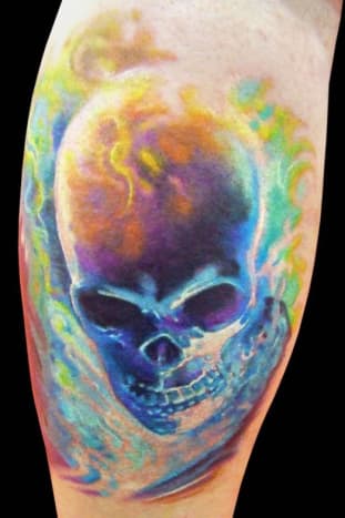 Dieser von bunten Flammen umhüllte Totenkopf ist das Werk von Maximo Lutz