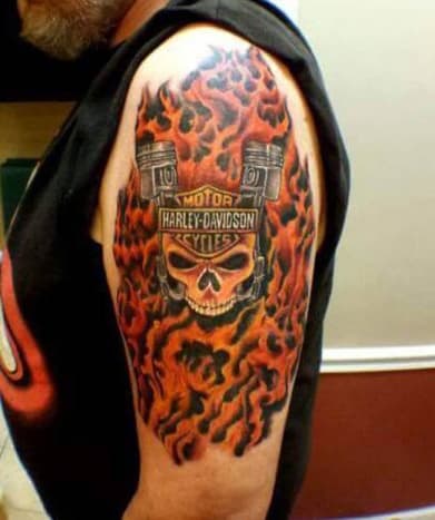Das ist ein verdammt hart aussehendes Harley-Davidson-Tattoo.