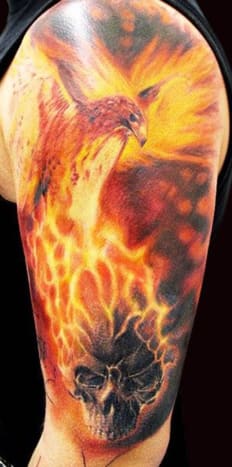 In diesem bemerkenswerten Tattoo von Adam Kremer erhebt sich ein Phönix aus einem brennenden Schädel.