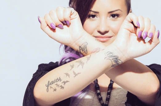 Demi Lovato Eine weitere ehemalige Disney-Sensation, Demi Lovato, hat ihren gerechten Anteil an Tätowierungen. Demi's Tätowierungen drehen sich um Themen der Selbstliebe und Selbstakzeptanz und sie hat ihre Tätowierungen bekommen, nachdem sie die Reha im Jahr 2011 verlassen hat. Seitdem erweitert sie ihre Tattoo-Sammlung und verbreitet die Botschaft der Körperakzeptanz.