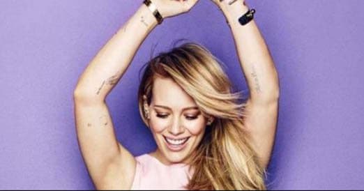 Hilary DuffAls einer der ersten Disney-Stars, die groß herauskamen, erlangte Hilary Duff große Aufmerksamkeit für ihre Rolle als Lizzie McGuire. Nachdem die Show 2004 abgeschlossen war, übernahm Duff reifere Rollen in Shows wie Gossip Girl und Younger und nahm ihre größte Rolle als Mutter an. Aber im März 2015 entzündete Duff die Boulevardmedien, als sie Ellen enthüllte, dass sie Tätowierungen hatte! Ein ziemlich schockierendes Geständnis von Lizzie McGuire.