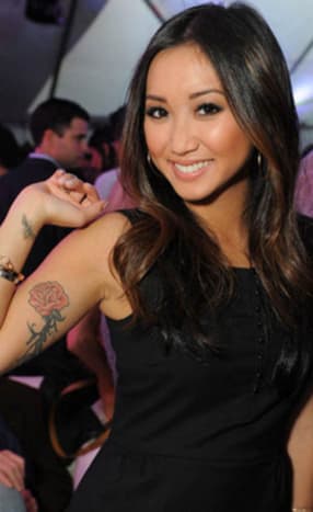 Brenda SongNachdem sie The Suite Life of Zack and Cody verlassen hatte, verdiente sich Brenda Song Nebenrollen in The Social Network und Scandal. Die heute 27-Jährige hat Disney hinter sich gelassen und lässt sich mit ein paar Tattoos beweisen, dass sie nicht mehr nur ein Kinderstar ist. Wir können nicht umhin, uns zu fragen, ob Song's Entscheidung, sich tätowieren zu lassen, von ihrem wieder getrennten Freund Trace Cyrus beeinflusst wurde, der der Bruder von Miley Cyrus und ein stark tätowierter Musiker ist. So oder so sieht Song gut aus mit etwas Tinte unter ihrer Haut.
