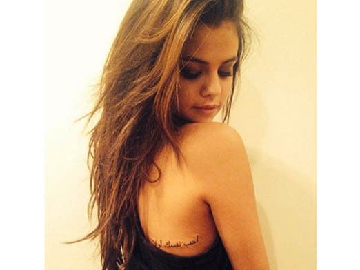 Selena Gomez Auch wenn Selena Gomez unschuldiger ist als Miley oder Demi, heißt das nicht, dass sie nicht unter die Nadel gegangen ist und sich tätowieren lässt. Gomez hat mehrere kleine Tattoos, darunter eine Musiknote am Handgelenk, das Geburtsjahr ihrer Mutter im Nacken und