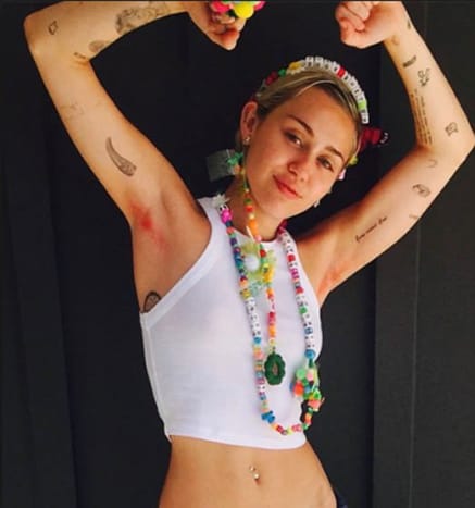 Miley CyrusDie ehemalige Königin von Disney ist nicht mehr Hannah Montana und dieser kleine Rebell hat die Tattoo-Kollektion, um es zu beweisen. Miley liebt es, ihre 'DIY'-artigen Tattoos mit ihren Stücken von Kat Von D und Bang Bang zu mischen und genießt es, ihre Fans mit einem schockierenden Tattoo nach dem anderen zu überraschen. Kann es kaum erwarten zu sehen, welche Tattoos Miley für die Zukunft geplant hat.