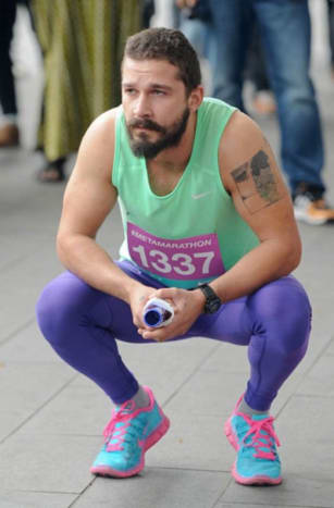 Shia LabeoufSie haben wahrscheinlich vergessen, dass Shia Labeouf sich einmal einen Disney Channel-Schauspieler nannte, aber denken Sie daran, dass Hollywoods Witzbold einmal in der Show Even Stevens Streiche gespielt hat. Labeouf erregt nicht nur mit seinen unkonventionellen Auftritten die Aufmerksamkeit der Medien, sondern hat auch einige Tattoos, die seinen Körper schmücken. Von seinem Bizeps über seine Rippen bis hin zu seinen Beinen ist dieser Disney-Schauspieler tagelang tätowiert und es besteht kein Zweifel, dass er seine Sammlung weiter erweitern wird.