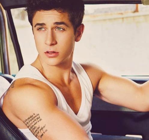 David HenrieDu kennst ihn als Selena Gomez' älteren Bruder in Wizards of Waverley Place, aber Henrie ist weit entfernt von der unschuldigen Figur, die er in der Serie darstellt. Sein Charakter mag ein Goody-Two-Schuhe und der Junge von nebenan gewesen sein, aber Henrie ist erwachsen und hat Tattoos, um es zu beweisen.