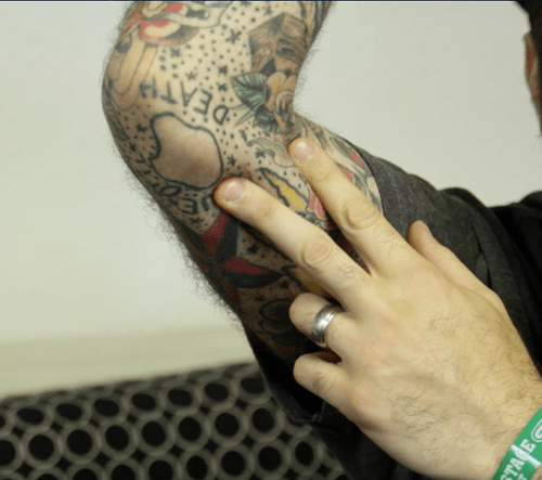 „Ich habe ein Apfeltattoo gemacht, auf dem steht ‚True ‚til Death‘. Und ich habe das gemacht, weil ich nicht gleich hier tätowiert werden wollte, also brauche ich ein negatives Space-Tattoo.