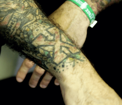 „Ich habe deine klassischen Straight-Edge-Tattoos. Ich habe diesen hier, Alan in meiner Band hat diesen, unser alter Tourmanager hat diesen, da sind ein paar Leute. Junior von der Band Set Your Goals hat diesen hier. Ich habe es verstanden, ich glaube vielleicht 2010. Entweder '10 oder '11. Ich bin Straight Edge, seit ich in der siebten Klasse war.“