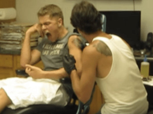 chlap řval a přitom si dával bolestivé tetování