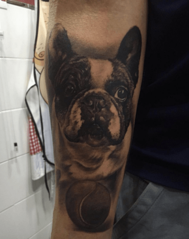 Tento Francouz vypadá, že už je téměř hotový s hraním aportu. Tetování provedeno v Exotic Tattoo Murcia