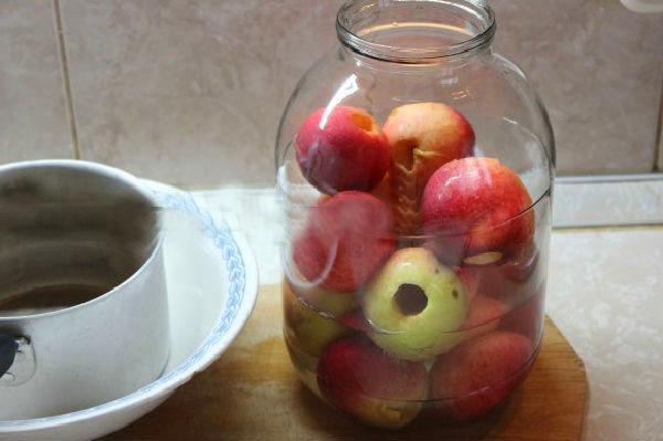 ponemos manzanas en frascos