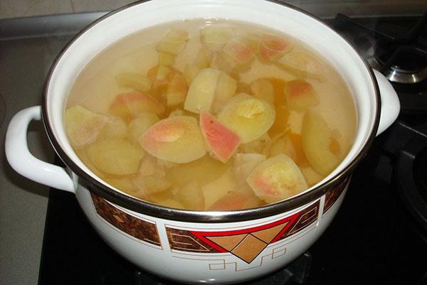 manzanas en agua salada