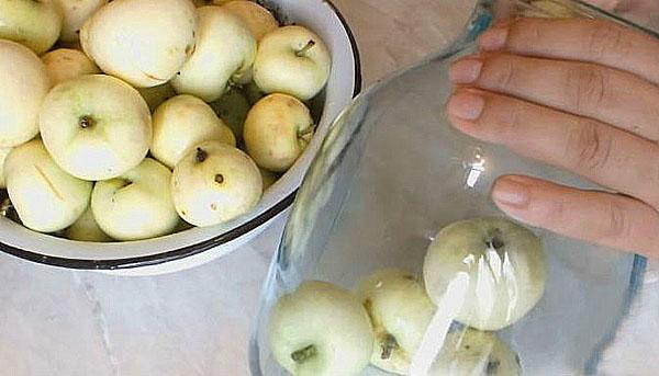 llenar frascos con manzanas
