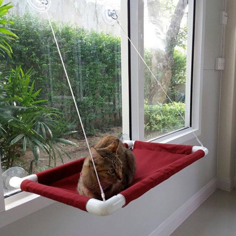 hamac pour chat sur le rebord de la fenêtre