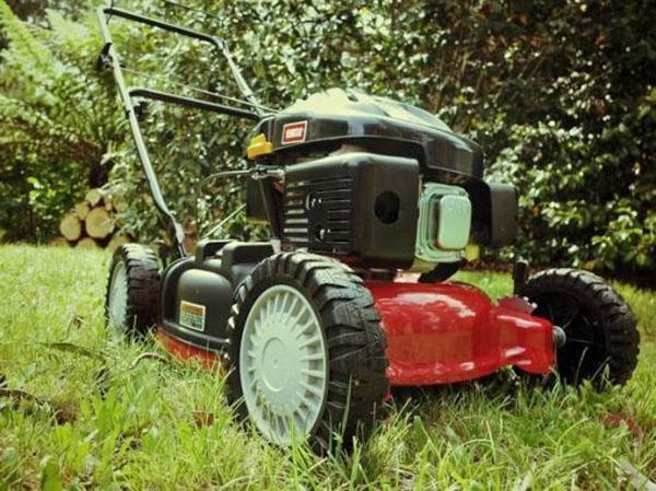 Un área grande se maneja mejor con una cortadora de césped autopropulsada.