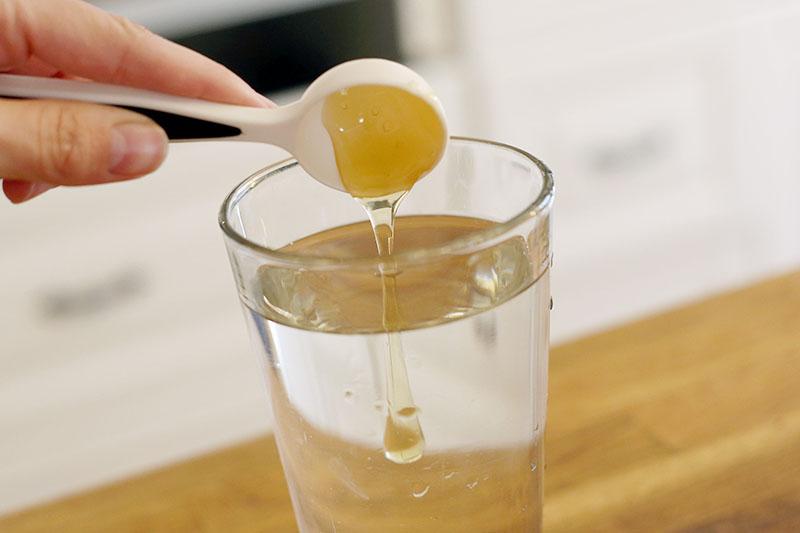 mezclar miel con agua