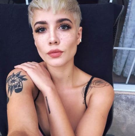 Halsey hat mit drei ihrer Fans passende Streichholztattoos bekommen!