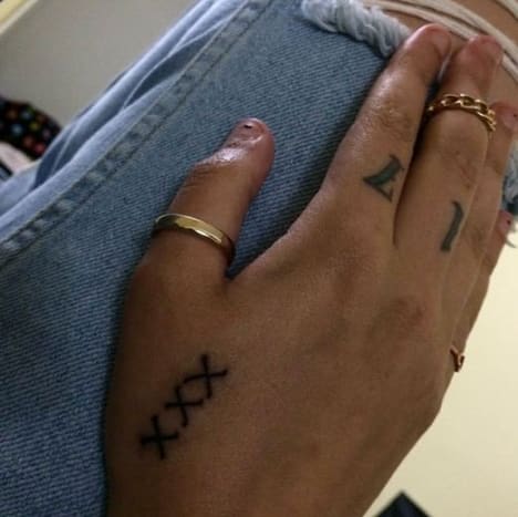 Das XXX auf ihrer Hand ist für sie und ihre beiden Brüder, während die 17 auf ihren Fingerknöcheln ihre Glückszahl ist.