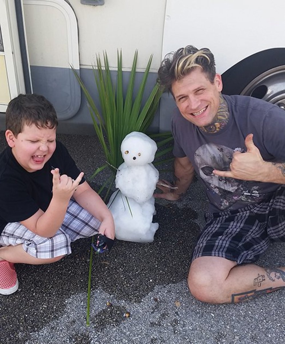 Kyle und sein Sohn mit einem Schneemann, den sie in Florida gebaut haben.