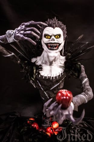 Ryuk chce sdílet Kyle Miller Cake Shop Ryuk z anime/manga Death Note má pro vás jablko. Chce jen, abyste se trochu přiblížili, aby to mohl sdílet.