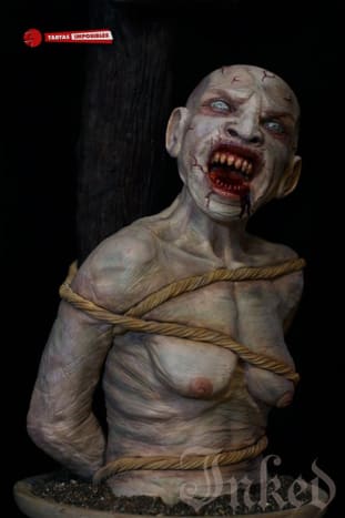 Witcher's Prey von Isabel TamargoTartas Imposibles Mein Stück ist vom Videospiel Witcher 3 inspiriert. Als ich den Spieltrailer sah, war ich fasziniert von der Hexenfigur, die so stark und dunkel war, dass ich unbedingt einen von ihr inspirierten Kuchen backen wollte. Zum Glück für mich existiert Sugar Spook auf dieser Welt!! Danke Avalon und danke Spookers!