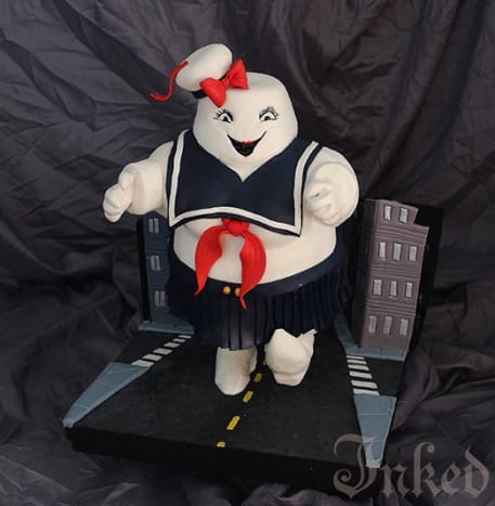 Stay-Puft Marshmallow Miss od Heather ShermanArt2Eat Cakes @art2eatcakes na Instagramu, Twitteru, Pinterestu Pocta pro nový dámský film Ghostbusters z června 2016, Stay-Puft Marshmallow jako slečna.