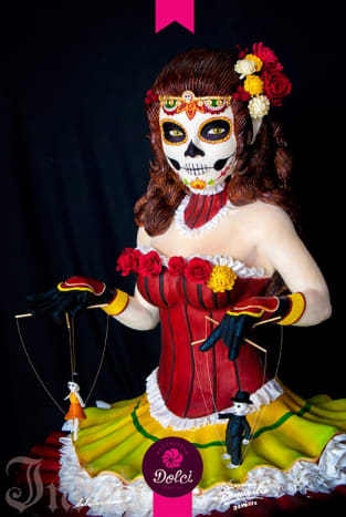 CatrinaKalid M. TorresDolci PasteleríaMorelia, MéxicoDieser Kuchen ist inspiriert von der mexikanischen Tradition „Día de muertos“, die Figur heißt „Catrina“. Es wurde mit essbaren Zutaten wie Modellierschokolade und Fondant dekoriert. Die Blumen sind aus Gummipaste und das Gesicht wurde handbemalt.