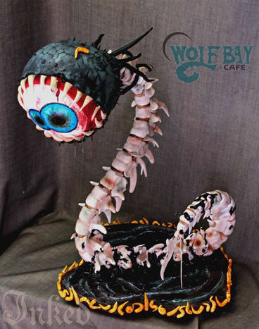 „My Nightmare“ (Willy) Bo HonsWolfbay Café „Willy“ ist aus einem echten Albtraum entstanden, den ich vor ein paar Jahren hatte! Ich habe die ganze Zeit darauf gewartet, ihm mit Kuchen und Zucker zu huldigen! Er lauert im Schlamm und Dreck deiner tiefen Ängste und behält dich im Auge, während du schläfst…..sein EINES Auge!