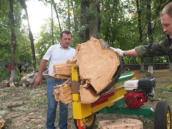 Partidor de madera hidráulico en funcionamiento