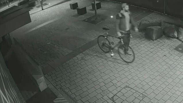 تلتقط كاميرا CCTV على Mint Street الفتاة التي تتعثر على الطريق. هذه المرة يتبعها رجل ملتح مختلف يركب دراجة.